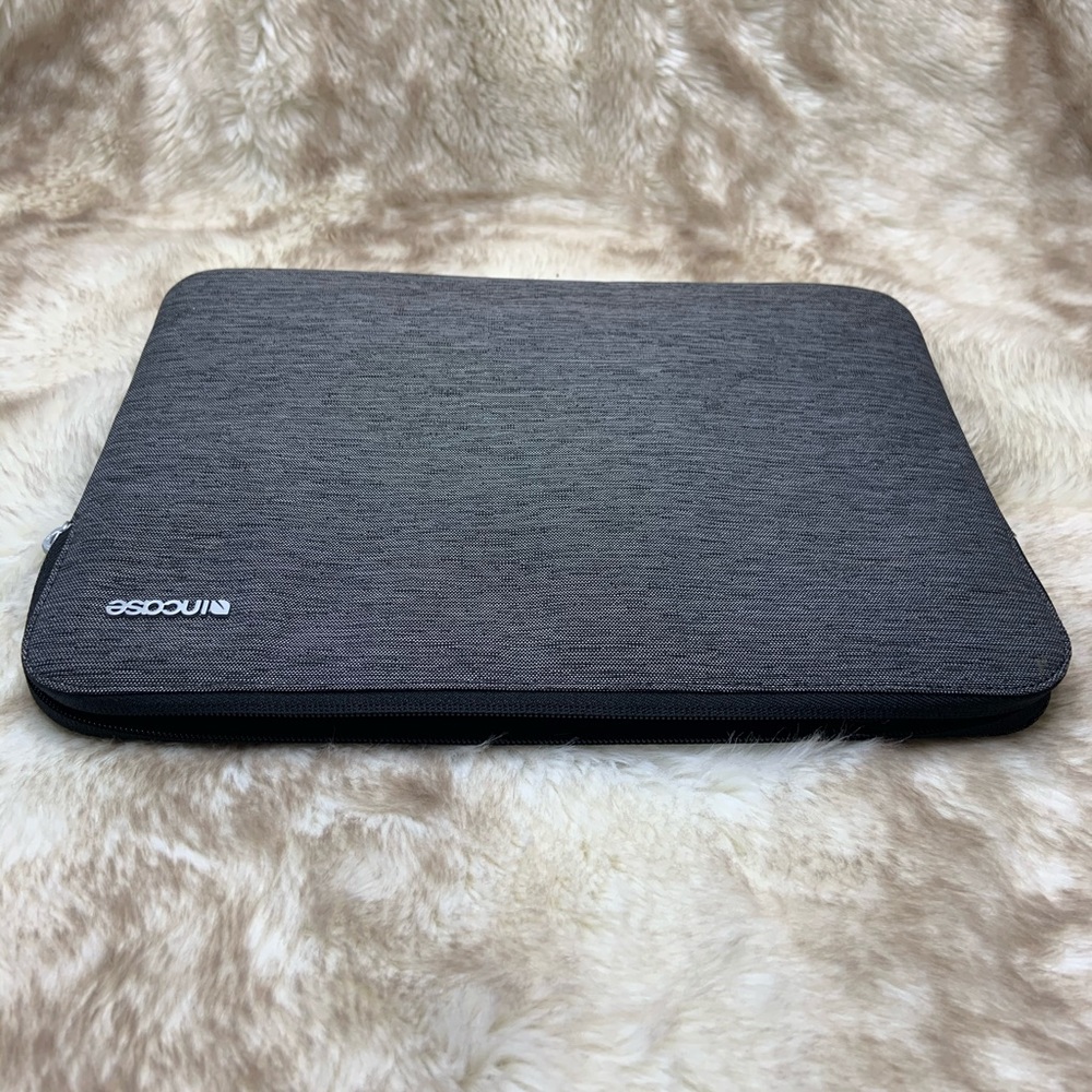 Incase 15” iPad Sleeve - Picture 4 of 6